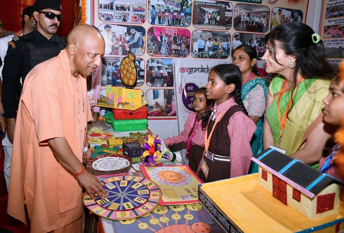 basicshiksha_up's tweet photo. मा. मुख्यमंत्री श्री @myogiadityanath ने जनपद बस्ती में ₹27 करोड़ की लागत से निर्मित होने वाले मुख्यमंत्री कम्पोजिट विद्यालय का शिलान्यास किया। यह आधुनिक एवं समग्र शैक्षिक परिसर क्षेत्र के विद्यार्थियों को गुणवत्तापूर्ण, समावेशी एवं आधुनिक शिक्षण वातावरण उपलब्ध कराने की दिशा में एक महत्वपूर्ण पहल है।

इस अवसर पर मा. मुख्यमंत्री जी ने बेसिक शिक्षा विभाग द्वारा लगाए गए प्रदर्शनी स्टॉल का अवलोकन किया, विद्यार्थियों से आत्मीय संवाद कर उनका उत्साहवर्धन किया तथा उन्हें चॉकलेट वितरित कर उज्ज्वल भविष्य के लिए शुभकामनाएं प्रदान की।

#SchoolChaloAbhiyanUP #SchoolEducation #SamagraShiksha #BasicEducationUP #BasicShikshaUP