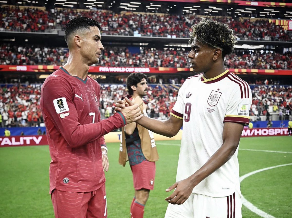 joserra_espn's tweet photo. ¿QUE ES EL AURA?

Lamine Yamal: “El aura es una persona que tiene una presencia especial, algo que sientes cuando entra al lugar… Como cuando ves a alguien en una película y dices: «Guau»”

“En el fútbol, Cristiano Ronaldo sería un buen ejemplo de aura.”