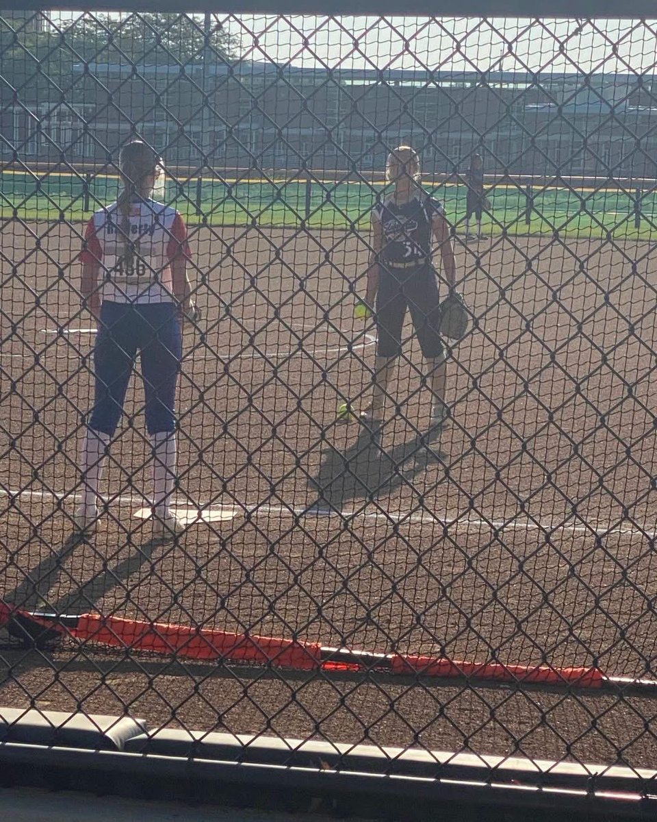 LilaRafferty29's tweet photo. Was so happy to see a familiar face ❤️❤️ @OHeigert2029 @RoxstarAcademy @DDSBandEvents @tagupSoftball @D1Softball https://t.co/1y1F6MqGX0