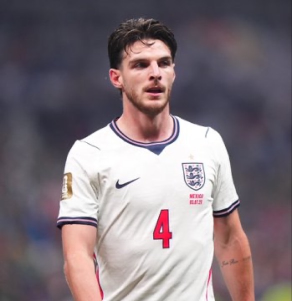 vaticSports's tweet photo. 🚨 DECLAN RICE IS A DOUBT FOR NORWAY.

England are sweating over the fitness of one of their most important players ahead of the World Cup quarter-final.

Rice has reportedly been dealing with illness and missed two days of training, leaving his availability uncertain.

England will hope he can return to training before the final decision is made.

Against a Norway side built around Ødegaard and Haaland, losing Rice would be a major blow. 🏴⚠️