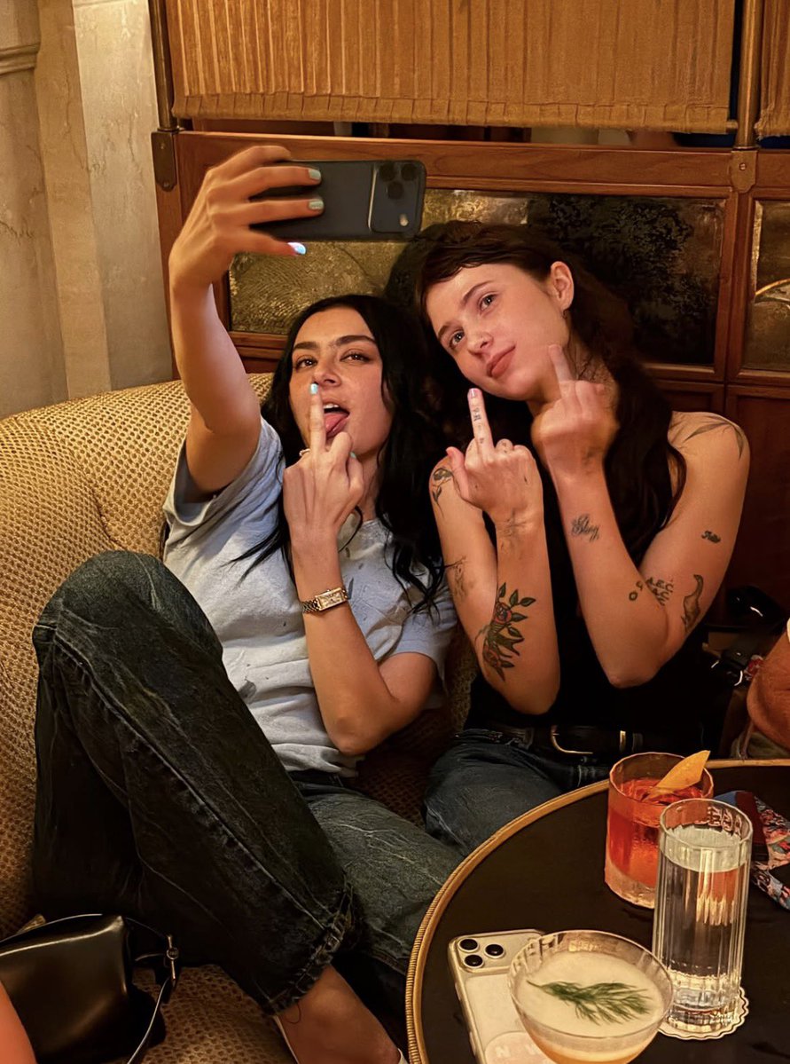 clairobrasil's tweet photo. CLAIRO &amp; CHARLI XCX https://t.co/FRYVcWRYQE