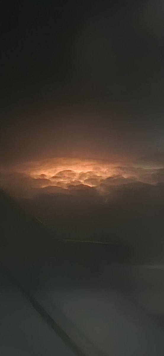 elpool's tweet photo. Ayer en el cielo en el vuelo CUN-MTY que sera hasta las azafatas andaban viendo por pasillos y le corrian para ver
#Monterrey
#Findelmundo https://t.co/dEkBw0EETA