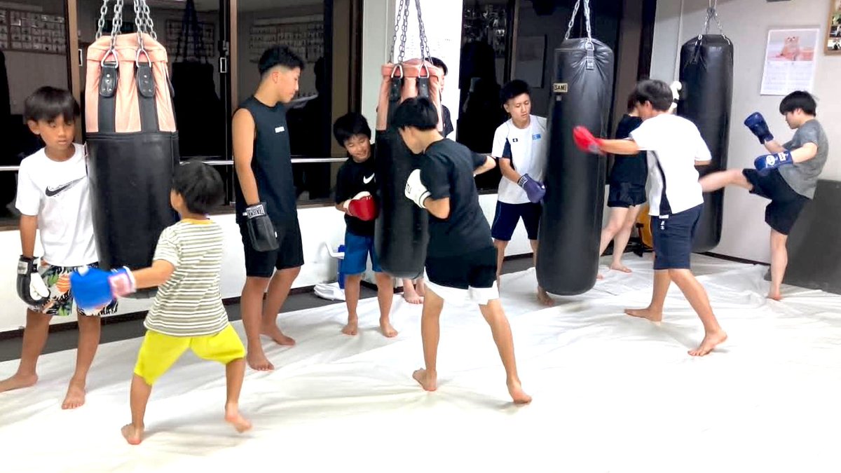tenkaze_yusuke's tweet photo. MMAクラス

小学生、中学生、高校生も総合格闘技にハマって練習頑張っています^^

１０代のうちからMMAの練習をしていったら大人になる頃にはどんだけ強くなっていることでしょう!!

この中からプロ選手が何人誕生するか今から楽しみですね^m^♪

継続して頑張っていきましょう(^o^)／
#無料体験受付中 https://t.co/T3SPzbjGh4