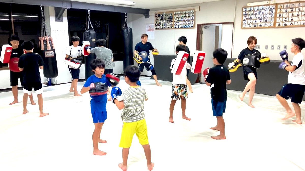 tenkaze_yusuke's tweet photo. MMAクラス

小学生、中学生、高校生も総合格闘技にハマって練習頑張っています^^

１０代のうちからMMAの練習をしていったら大人になる頃にはどんだけ強くなっていることでしょう!!

この中からプロ選手が何人誕生するか今から楽しみですね^m^♪

継続して頑張っていきましょう(^o^)／
#無料体験受付中 https://t.co/T3SPzbjGh4