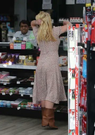 GossipBritney's tweet photo. ANOS 2000?😍

Britney Spears aparece com a mesma estética icônica em novos flagras de paparazzi! ❤️ https://t.co/rKwwkb8TVa