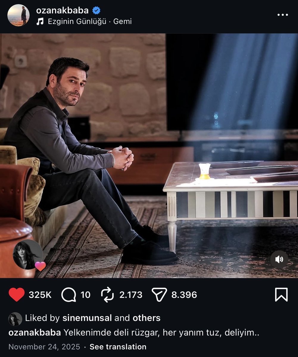 _iiim500's tweet photo. في شراعي ريحٌ مجنونة، وكل ما حولي ملح…
أنا مجنون..!

وفكرة الأغنية بشكل عام تتحدث عن سفينة صغيرة تبحر بلا عودة، وتستخدم البحر والسفينة كاستعارة لشخص اختار طريقًا صعبًا أو مغامرة لا رجوع منها..!؟
فهو لا يقصد الجنون حرفيًا، بل يعبّر عن شخص:
* ينجرف مع مشاعره كما تدفع الرياح السفينة.
* يعيش حالة من الشوق أو الحنين أو التعلق.
* مستمر في رحلته رغم التعب والصعوبات.

اوزان كان منزل البوست قبل عرض الحلقه هذي
بنصف ساعه.. وكان قبلها تصوير قو تركيا اسطنبول
وبالمقابله الاخيره التوتر واضح عليه هو سينام من جابوا سيره تصوير اسطنبول ..!
اوزان وش كان صاير معاك بالفتره هذي ❤️‍🩹❤️‍🩹!!!