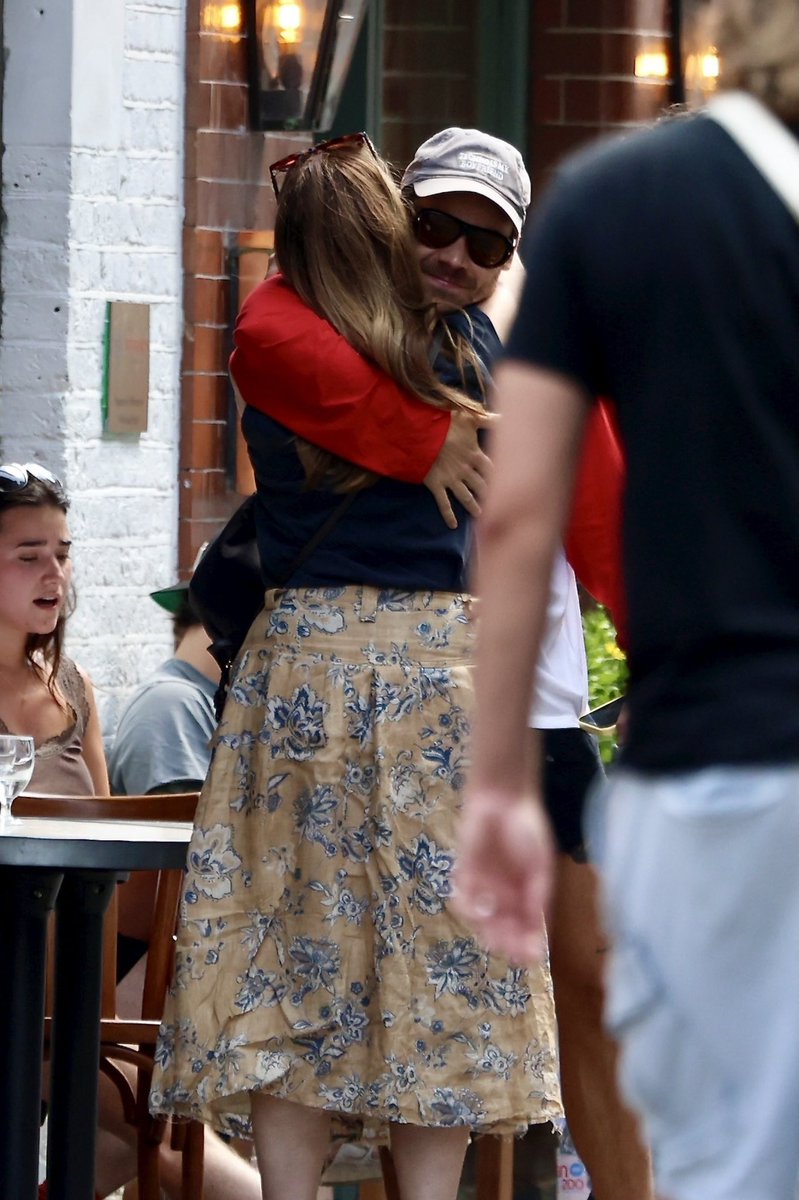 BOHSCandids's tweet photo. Harry Styles out in London yesterday - July 9 https://t.co/NzqJGqcfRH