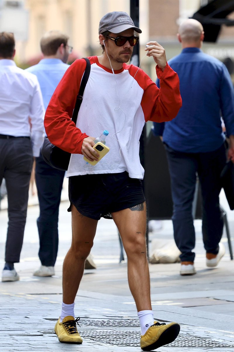 BOHSCandids's tweet photo. Harry Styles out in London yesterday - July 9 https://t.co/wHrcSYt2Ie