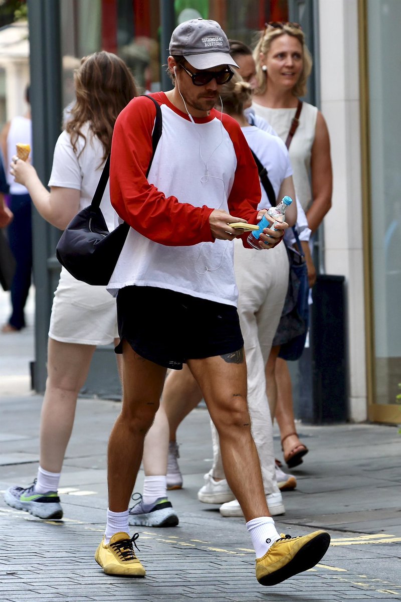 BOHSCandids's tweet photo. Harry Styles out in London yesterday - July 9 https://t.co/wHrcSYt2Ie