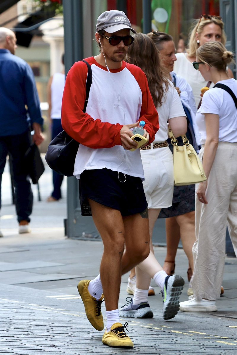 BOHSCandids's tweet photo. Harry Styles out in London yesterday - July 9 https://t.co/wHrcSYt2Ie
