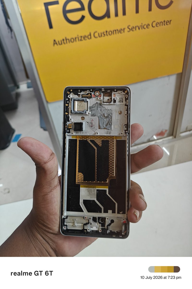 MrSR2605's tweet photo. @realmeIndia @realmeIndia why should i pay 7K? for the display It wasn't my fault this happened after the update, also my My entire family uses Realme devices, and I also use a Realme Book its trackpad stopped working after the Windows 11 update. https://t.co/X9N3z0MrjG
