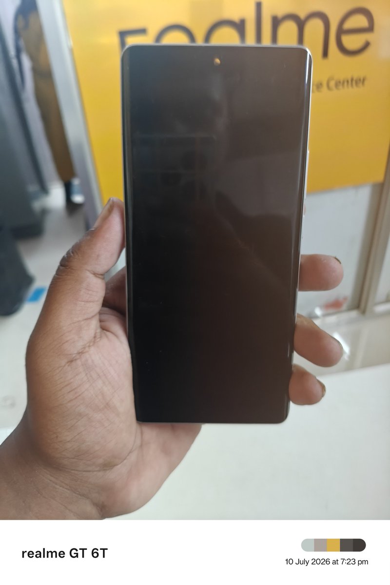 MrSR2605's tweet photo. @realmeIndia @realmeIndia why should i pay 7K? for the display It wasn't my fault this happened after the update, also my My entire family uses Realme devices, and I also use a Realme Book its trackpad stopped working after the Windows 11 update. https://t.co/X9N3z0MrjG