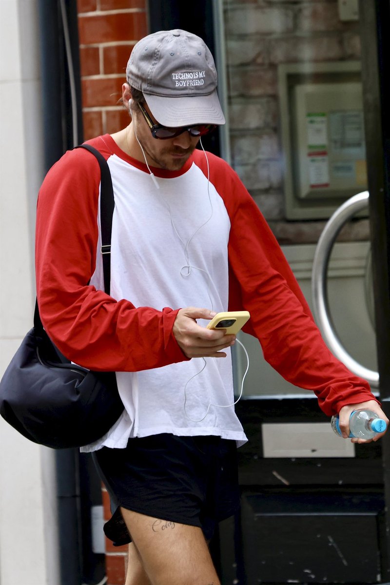 BOHSCandids's tweet photo. Harry Styles out in London yesterday - July 9 https://t.co/RSPpABDD68