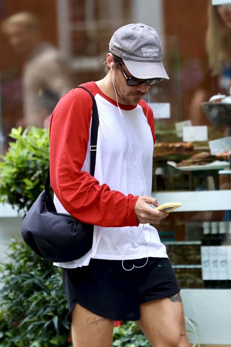 BOHSCandids's tweet photo. Harry Styles out in London yesterday - July 9 https://t.co/RSPpABDD68