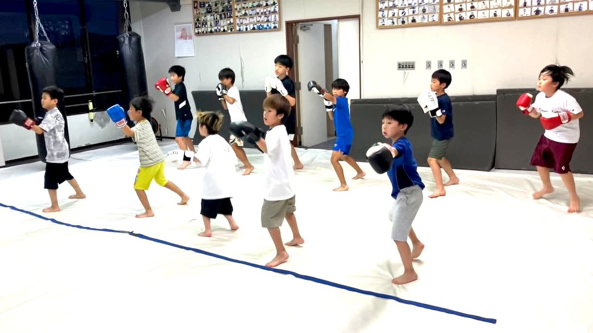 tenkaze_yusuke's tweet photo. キッズ選手クラス

高学年の子たちがみんなを引っ張っていってくれています^^

ミットを持ってくれたり、小さい子にアドバイスをしてくれたりととても頼りになるお兄ちゃん達です^^b

そんなお兄ちゃんたちも数年前は引っ張ってもらう立場でした!!

身体だけでなく心も大きく成長してますね^^♪
#自信 https://t.co/HyeVXWQz0d