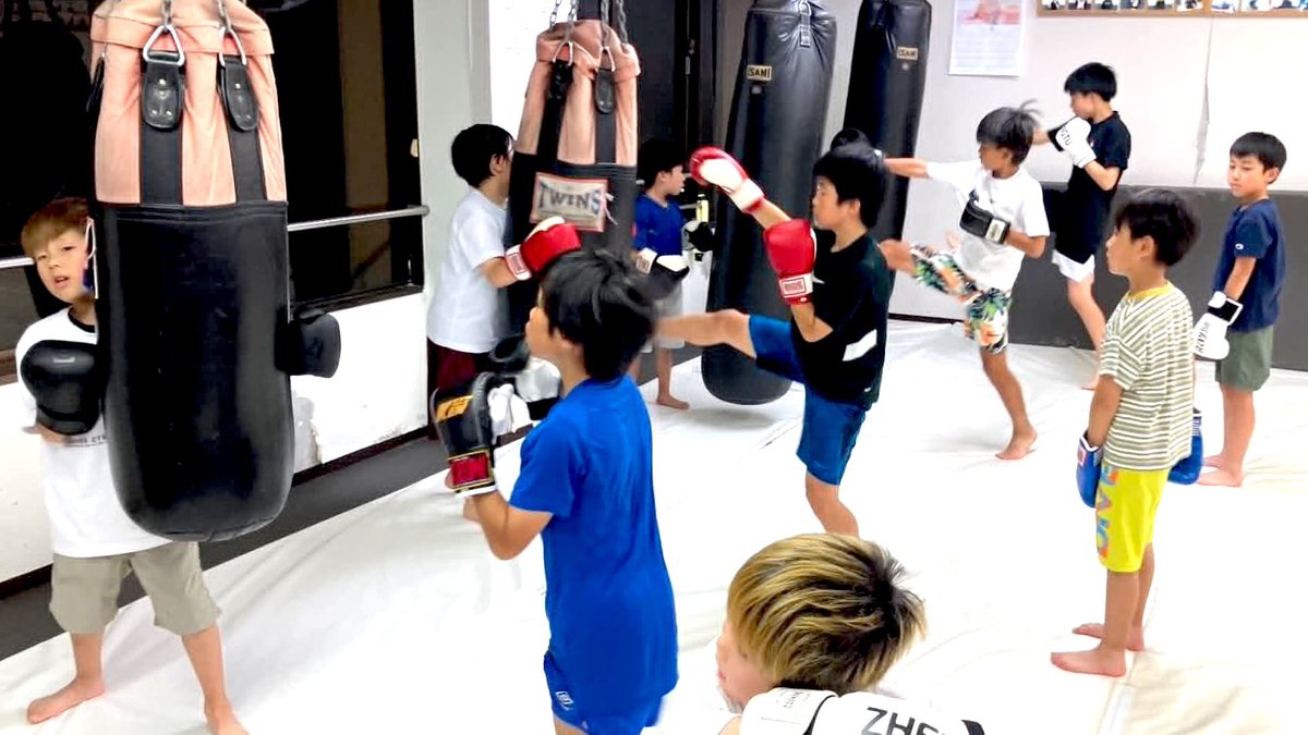 tenkaze_yusuke's tweet photo. キッズ選手クラス

高学年の子たちがみんなを引っ張っていってくれています^^

ミットを持ってくれたり、小さい子にアドバイスをしてくれたりととても頼りになるお兄ちゃん達です^^b

そんなお兄ちゃんたちも数年前は引っ張ってもらう立場でした!!

身体だけでなく心も大きく成長してますね^^♪
#自信 https://t.co/HyeVXWQz0d