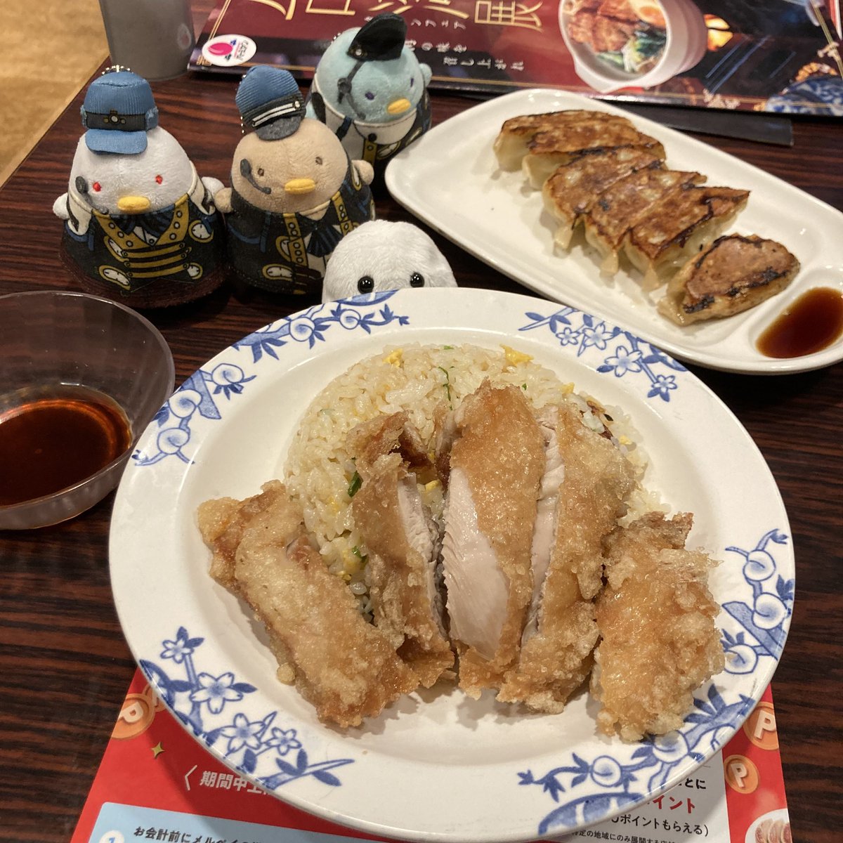 yosikoko's tweet photo. 私もこないだ行ったの載せてなかったなばみやん🍑餃子10円＆台湾大からあげチャーハン半額にしたやつ……
(あんまりにも安くてドリンクバーも追加した)(烏龍茶おいしかった) https://t.co/cYJiRJoDZI