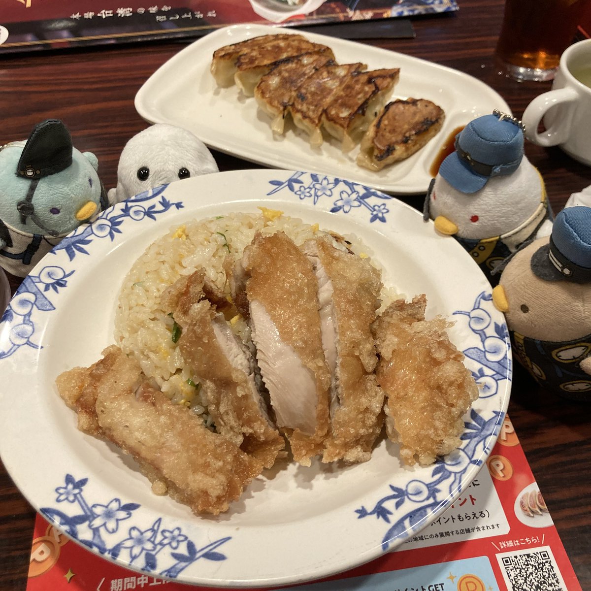 yosikoko's tweet photo. 私もこないだ行ったの載せてなかったなばみやん🍑餃子10円＆台湾大からあげチャーハン半額にしたやつ……
(あんまりにも安くてドリンクバーも追加した)(烏龍茶おいしかった) https://t.co/cYJiRJoDZI