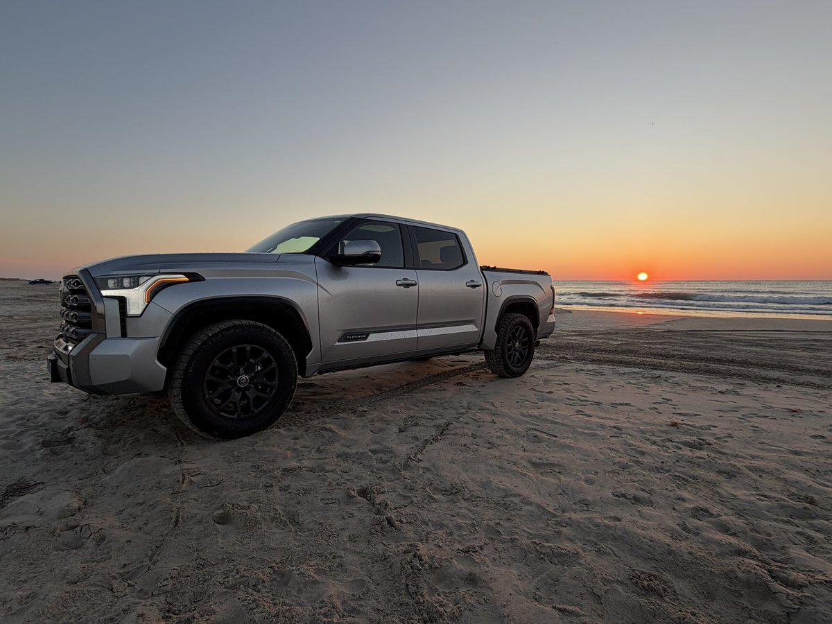 TheMattRitchie's tweet photo. Exploring the beach and watching the sunrise. Go touch grass (or sand) today! https://t.co/q12FVoZyUa