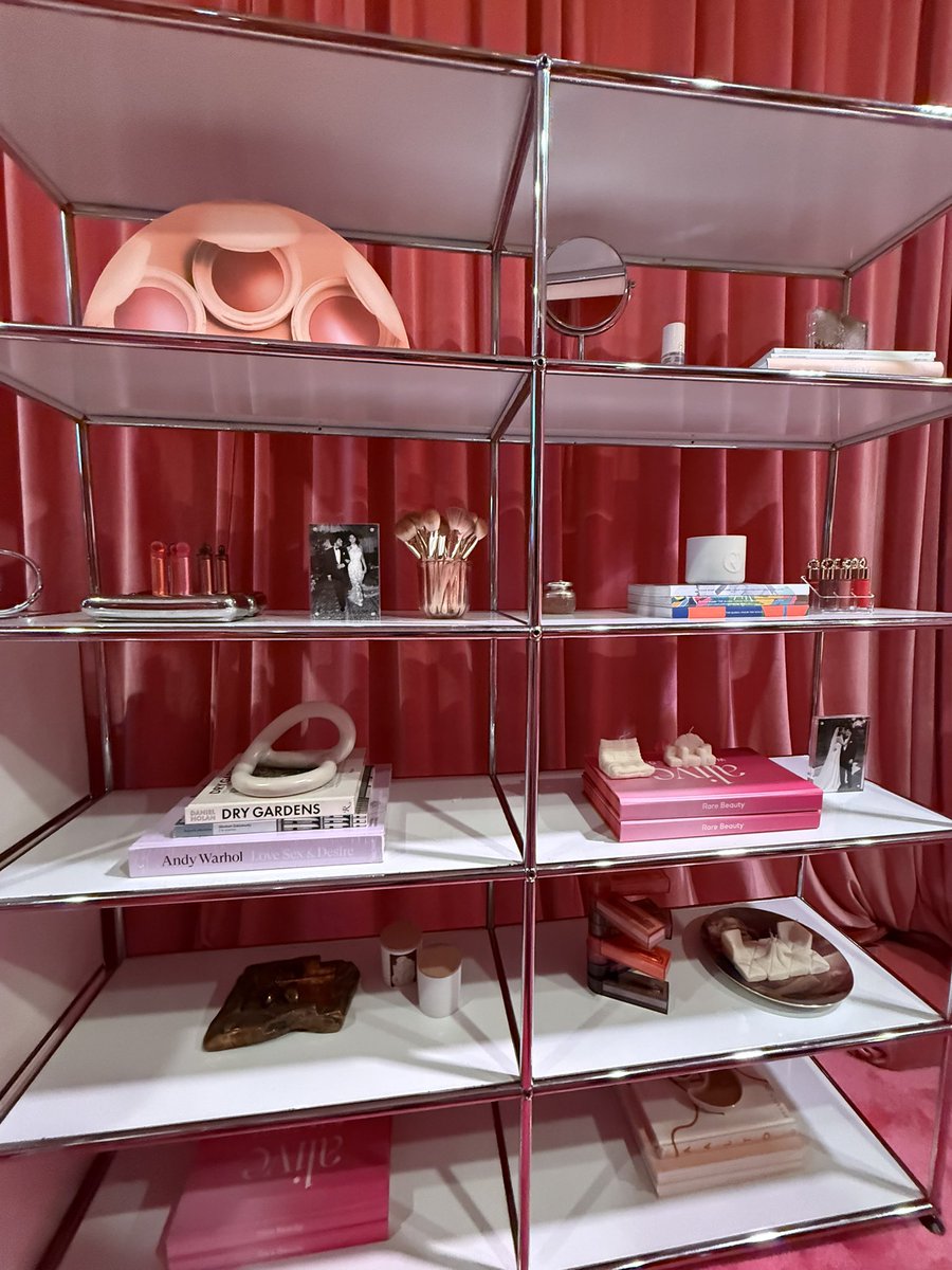 ashlovessel's tweet photo. Loveddd this recreation of Selena’s office!! Thank you @rarebeauty for inviting me 🥹💕 I was obsessed with all the details 🫶🏼 @SelenaFanClub https://t.co/91RE3Fqwo8