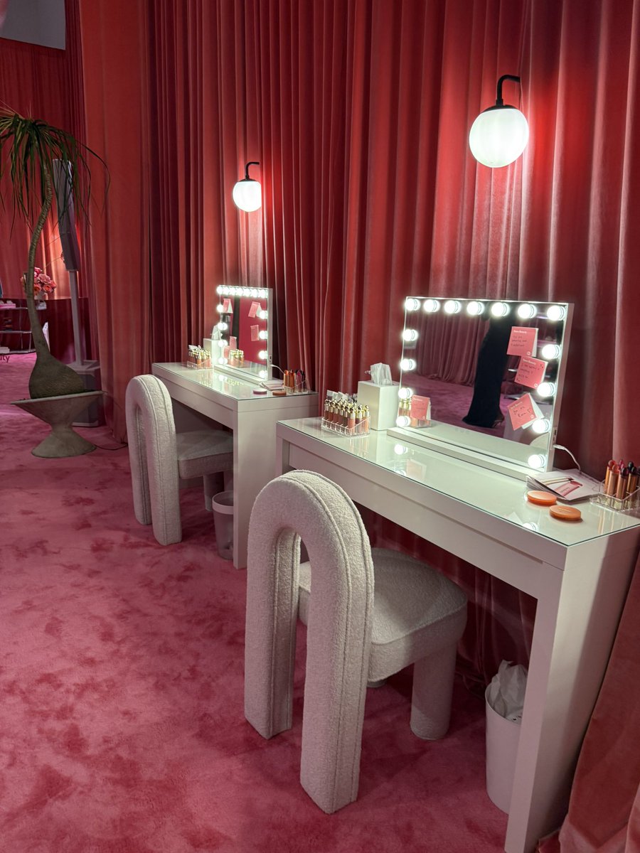 ashlovessel's tweet photo. Loveddd this recreation of Selena’s office!! Thank you @rarebeauty for inviting me 🥹💕 I was obsessed with all the details 🫶🏼 @SelenaFanClub https://t.co/91RE3Fqwo8