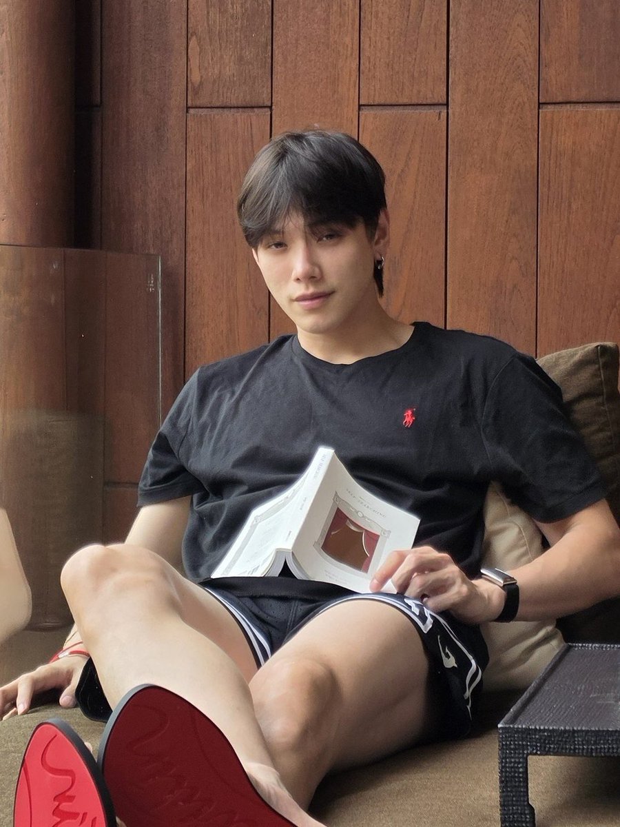 avadakkkedavra's tweet photo. 📖 🌟 — Self Searching

ถึงหนังสือมากมายที่อยู่บนชั้นรอฉันเปิดอ่าน อดทนหน่อยอีกนะ เดี๋ยวขอซื้อเล่มใหม่ลัดคิวก่อน มีรีวิวเลืมนี้ม้ายยนายคนนิ่ๆ

꒰ #ต้าห์อู๋ #DAOU #oueiija ꒱ https://t.co/8ZUJJzXpyk