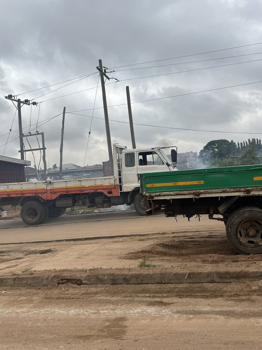theDwubs's tweet photo. Today’s National Cleanup Exercise came with smoky skies. It seems rubbish collected during the exercise is being burnt in many places. I thought assurances had been given that proper disposal avenues would be available? https://t.co/EylFfLthCg