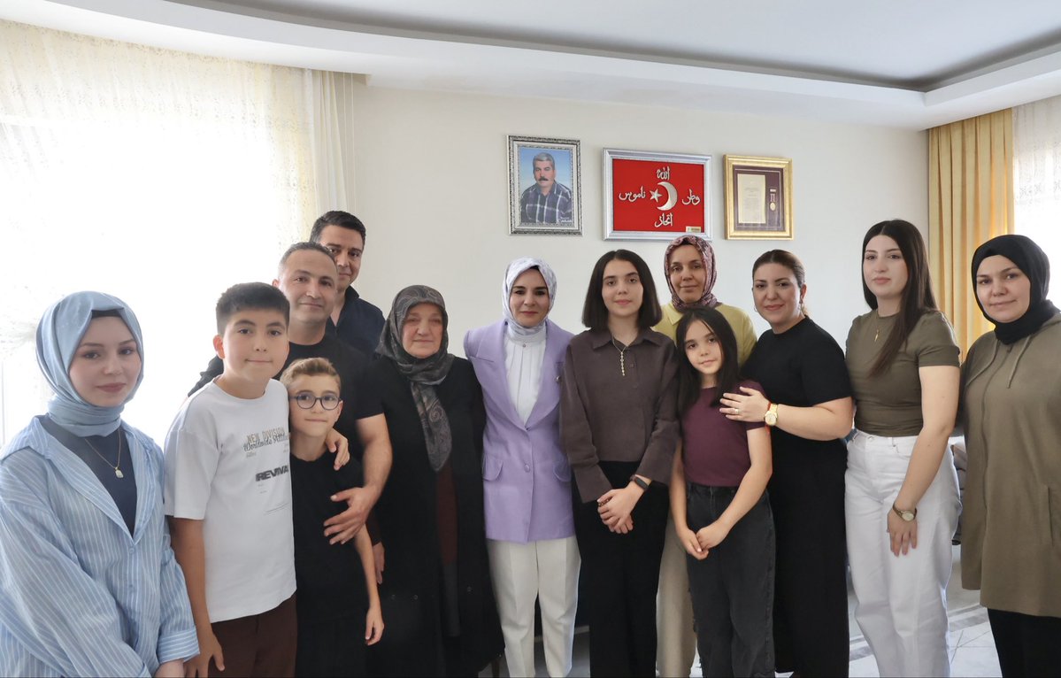 MahinurOzdemir's tweet photo. 15 Temmuz şehidimiz Ali İhsan Lezgi'nin kıymetli eşi Sevgi Hanım’ı ve evlatlarını ziyaret ettik.

Cumhurbaşkanımız Sn. @RTErdogan'ın çağrısıyla meydanlara inen, FETÖ'nün hain saldırılarına göğüs geren kahramanımızı dualarla andık.

Aziz şehidimizin kıymetli ailesinin daima yanındayız.

Mekânı cennet, makamı âli olsun.