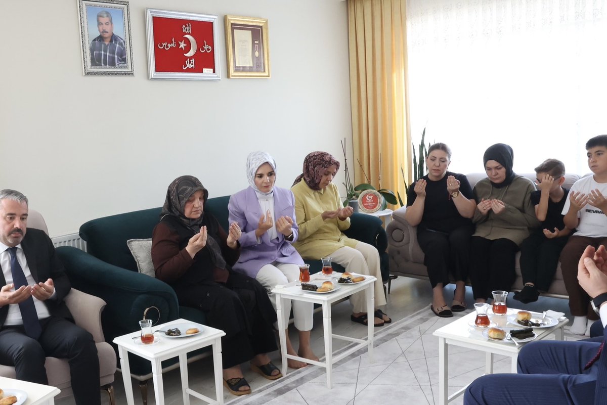 MahinurOzdemir's tweet photo. 15 Temmuz şehidimiz Ali İhsan Lezgi'nin kıymetli eşi Sevgi Hanım’ı ve evlatlarını ziyaret ettik.

Cumhurbaşkanımız Sn. @RTErdogan'ın çağrısıyla meydanlara inen, FETÖ'nün hain saldırılarına göğüs geren kahramanımızı dualarla andık.

Aziz şehidimizin kıymetli ailesinin daima yanındayız.

Mekânı cennet, makamı âli olsun.