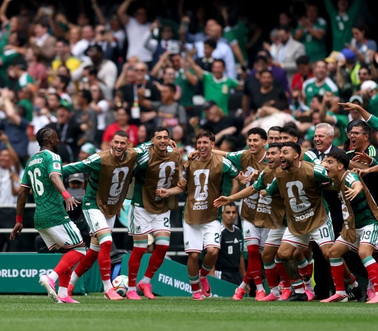 FabrizioDC_'s tweet photo. En este proceso mundialista hubo tres cosas que la FMF implementó porque el mundial se jugaría en México pero que tendrían que mantenerse:

1. Jugar más partidos en México.
2. Partidos internacionales fuera de fecha FIFA.
3. Concentración larga antes del mundial.

En la primera habría que conocer el contrato con SUM, pero no creo que debiese haber mayor problema. 

La segunda tal vez cause mayores complicaciones al tener que parar la ligar o quitar seleccionados a los equipos de vez en cuando, pero en definitiva ayudó para experimentar a talento joven en condiciones diferentes (Lira y Brian, por poner dos ejemplos, se subieron al barco gracias a esos partidos).

Y la tercera no creo que haya mayor problema, sería quitar seleccionados en solo una de ocho liguillas del proceso. Esa convocatoria larga fue fundamental para generar la unión que tuvo el grupo.

Ojalá los dueños mantengan esa solidaridad y continúen con el apoyo a la selección nacional.