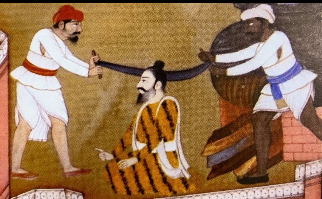 RajuValmikiN's tweet photo. औरंगजेब ने पूछाः "मतिदास कौन है?"...

तो भाई मतिदास ने आगे बढ़कर कहाः "मैं हूँ मतिदास। यदि गुरुजी आज्ञा दें तो मैं यहाँ बैठे बैठे दिल्ली और लाहौर का सभी हाल बता सकता हूँ। तेरे किले की ईंट से ईंट बजा सकता हूँ।"

औरंगजेब गुर्राया और उसने भाई मतिदास को धर्म परिवर्तन करने के लिए विवश करने के उद्देश्य से अनेक प्रकार की यातनाएँ देने की धमकी दी। खौलते हुए गरम तेल के कड़ाहे दिखाकर उनके मन में भय उत्पन्न करने का प्रयत्न किया, परंतु धर्मवीर पुरुष अपने प्राणों की चिन्ता नहीं किया करते। धर्म के लिए वे अपना जीवन उत्सर्ग कर देना श्रेष्ठ समझते हैं।

जब औरंगजेब की सभी धमकियाँ बेकार गयीं, सभी प्रयत्न असफल रहे, तो वह चिढ़ गया। उसने काजी को बुलाकर पूछाः "बताओ इसे क्या सजा दी जाये?"

काजी ने हुक्म सुनाया कि 'इस काफिर को इस्लाम ग्रहण न करने के आरोप में आरे से लकड़ी की तरह चीर दिया जाये।'

औरंगजेब ने सिपाहियों को काजी के आदेश का पालन करने का हुक्म जारी कर दिया।

दिल्ली के चाँदनी चौक में भाई मतिदास को दो खंभों के बीच रस्सों से कसकर बाँध दिया गया और सिपाहियों ने ऊपर से आरे के द्वारा उन्हें चीरना प्रारंभ किया। किंतु उन्होंने 'सी' तक नहीं की। औरंगजेब ने एक बार फिर फिर कहाः "अभी भी समय है। यदि तुम इस्लाम कबूल कर लो, तो तुम्हें छोड़ दिया जायेगा और धन दौलत से मालामाल कर दिया जायेगा।"

वीर मतिदास ने निर्भय होकर कहाः "मैं जीते जी अपना धर्म नहीं छोड़ूँगा।"

ऐसे थे धर्मवीर मतिदास ! जहाँ आरे से चिरवाया गया, आज वह चौक 'भाई मतिदास चौक' के नाम से प्रसिद्ध है।
