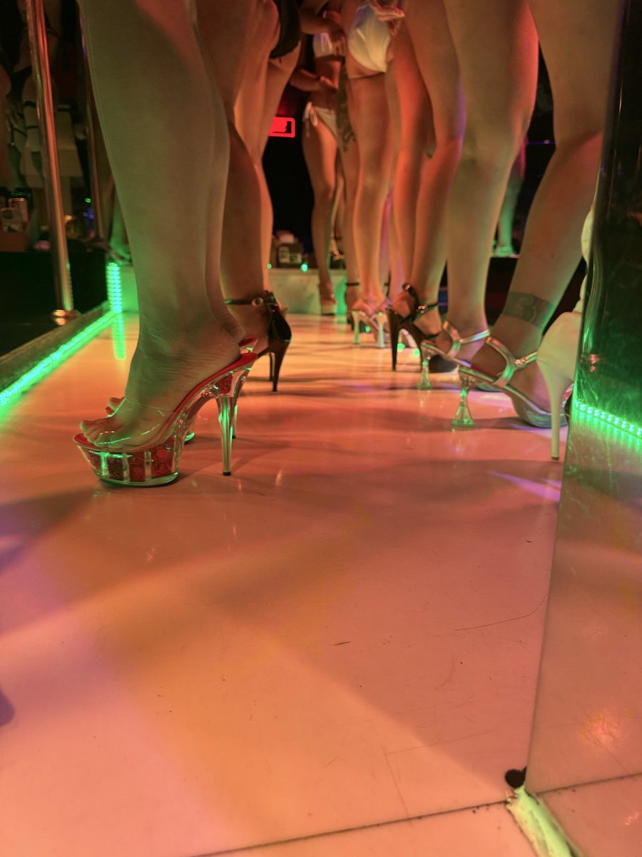 CandymanBKK's tweet photo. The night is young

We are Stacked with the best ladies in NaNa.

The stage is full,
@LollipopBangkok is on Fire.

The music is most definitely the best.

The Beer is Ultra Cold, no ice cubes needed.

You can’t go wrong coming into Lollipop.

Outside deck for Chillin
Inside da club it’s a man’s paradise.

Your going to love it here

I guarantee it.😎🙏❤️