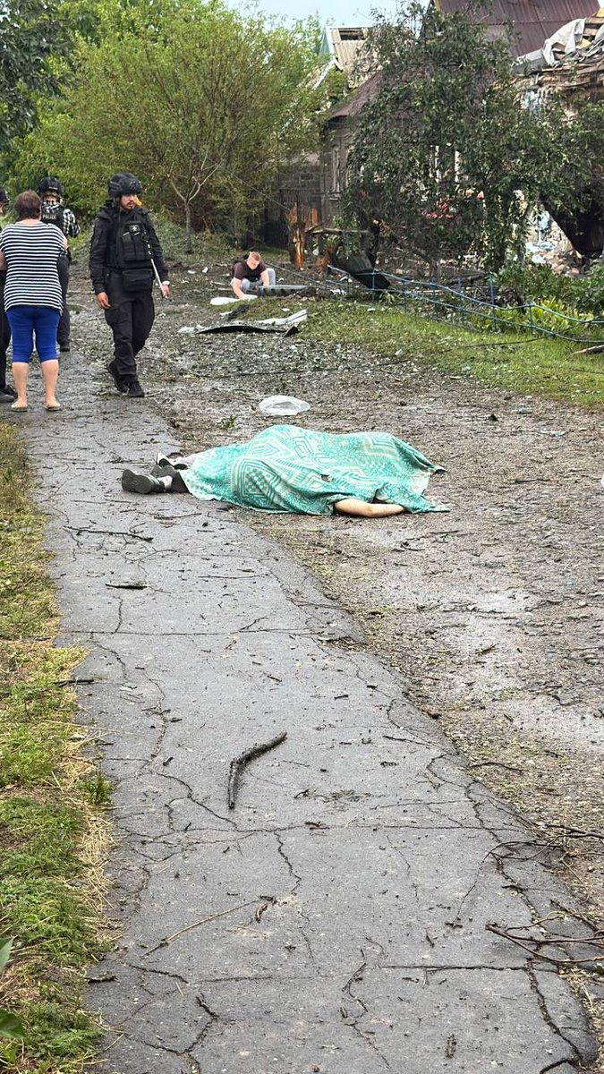VadymVietrov's tweet photo. Poco fa le bombe russe sull’ordine di #Putin sono caduti sulla città di Kramatorsk🇺🇦

Sono state colpiti le case dei civili.
Tra le vittime ci sono dei bambini…
#RussiaTerrorist 
#RussiaPutinTrashOfHumanity https://t.co/7hSICHGz4e