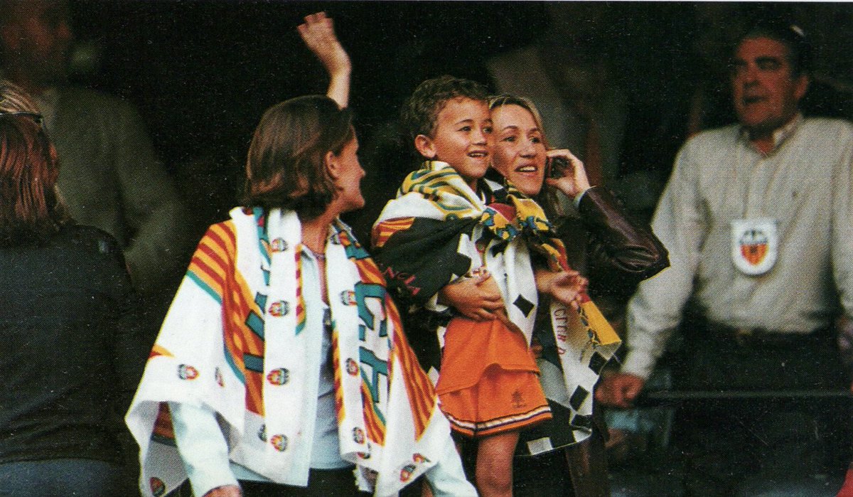 coleccionVCF's tweet photo. Luis Milla, animando al Valencia en el Camp Nou durante las semifinales de la Liga de Campeones 99-00. https://t.co/dAzW93nIEp