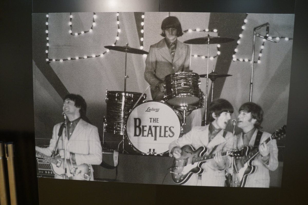 TERRAGRIEF's tweet photo. 【#TheBeatles】

読売新聞の後そのまま徒歩で #日本橋三越本店 に移動して #浅井愼平 さんの #ビートルズ の #来日60周年 と同じキャリア60周年の写真展も観てきました。

展示の大半がその時撮影の懐かしい「100時間のロマン」に使った物で、展示写真は撮影不可なので、写真4のお土産を買いました。 https://t.co/LwfcwDTGO8