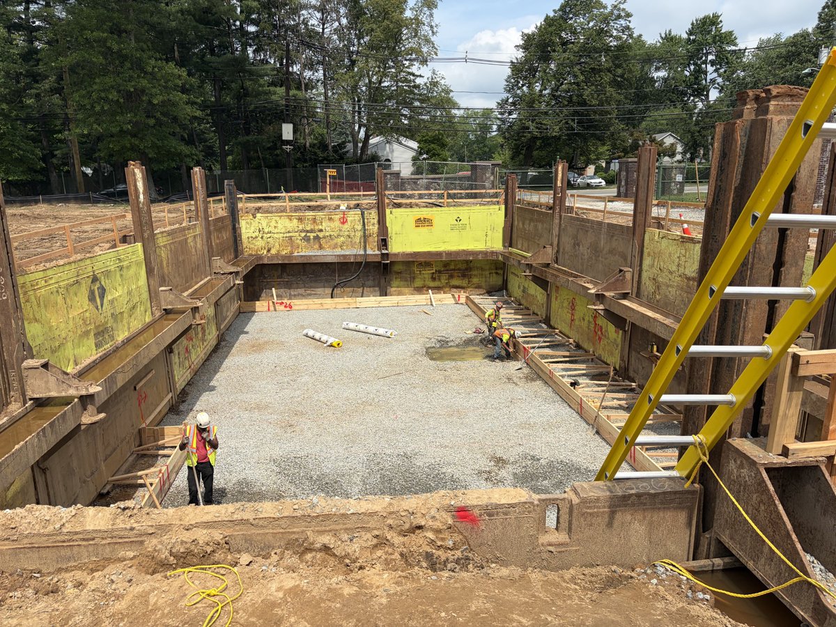 TrenchTechInc's tweet photo. Ridgewood, NJ: A true ClearSpan Slide Rail System. 83' long x 39' wide x 16' tall 4-sided configuration for a new clearwell at a PFAS treatment facility. 

Inside and outside waler tiebacks to eliminate cross brace interference for the cast-in-place walls. https://t.co/oNfnj5cm0I
