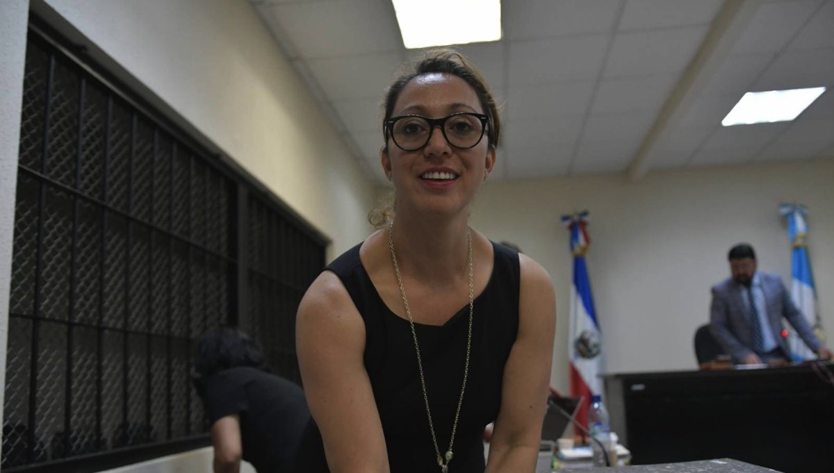 Ricigt1's tweet photo. 🚨⚖️ Según @PrensaComunitar, la resolución que podría anular la primera condena contra Virginia Laparra continúa estancada. El fallo de la Cámara Penal de la CSJ sigue pendiente luego de una recusación presentada por la #Fundaterror contra el magistrado René Girón y otra solicitud es de Lesther Castellanos. ⏳

La decisión podría revertir una sentencia impulsada por el MP de Consuelo Porras, Lesther Castellanos y la Fundación contra el Terrorismo, señalados por diversos sectores de impulsar la criminalización de la exfiscal anticorrupción. Laparra estuvo en prisión y actualmente permanece fuera de Guatemala. 🇬🇹⚖️