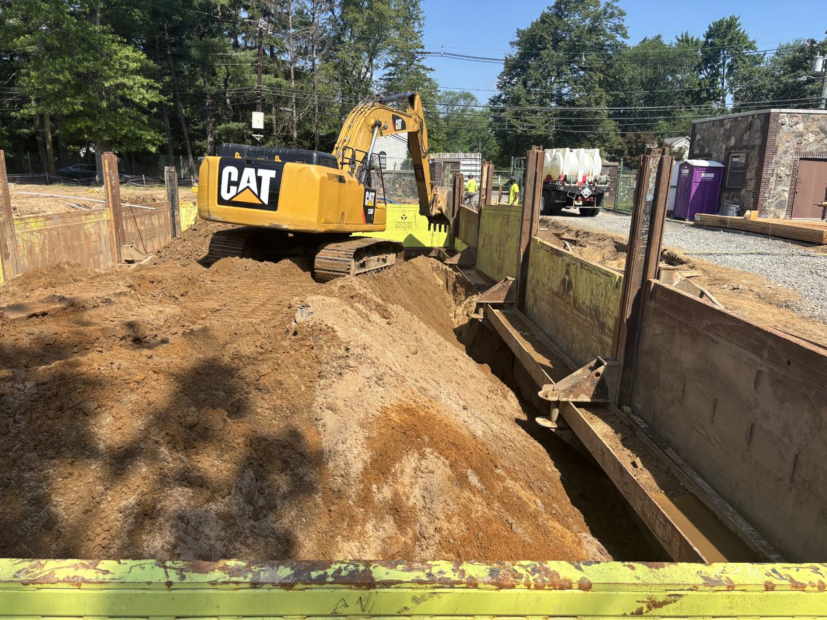 TrenchTechInc's tweet photo. Ridgewood, NJ: A true ClearSpan Slide Rail System. 83' long x 39' wide x 16' tall 4-sided configuration for a new clearwell at a PFAS treatment facility. 

Inside and outside waler tiebacks to eliminate cross brace interference for the cast-in-place walls. https://t.co/oNfnj5cm0I