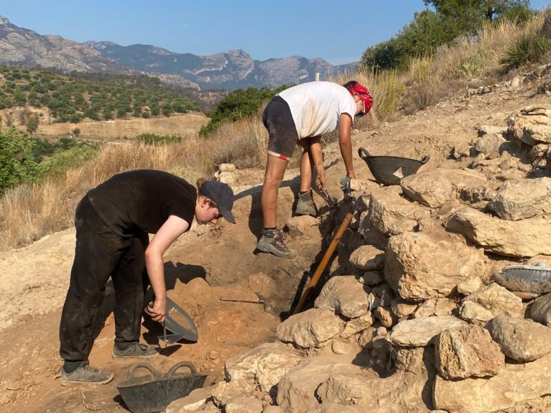 universitatURV's tweet photo. ⛏️Finalitza una nova campanya d'excavacions al jaciment arqueològic de l’Assut de Tivenys. Una de les principals novetats ha estat la troballa de nous murs situats fora del perímetre emmurallat que ja es considerava delimitat. 

#URV #recercaURV

👉https://t.co/ugW6YJiFQX https://t.co/s64TFykCPy