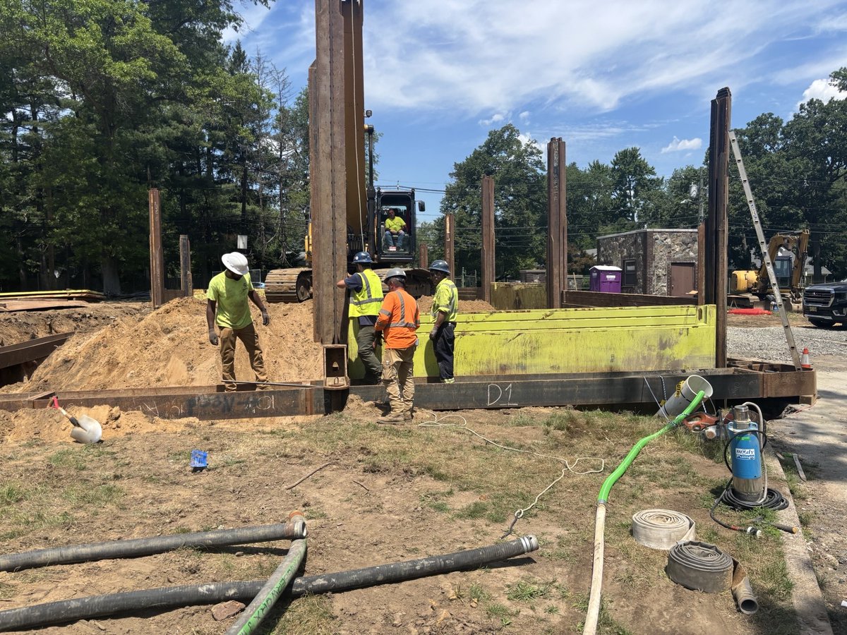 TrenchTechInc's tweet photo. Ridgewood, NJ: A true ClearSpan Slide Rail System. 83' long x 39' wide x 16' tall 4-sided configuration for a new clearwell at a PFAS treatment facility. 

Inside and outside waler tiebacks to eliminate cross brace interference for the cast-in-place walls. https://t.co/oNfnj5cm0I