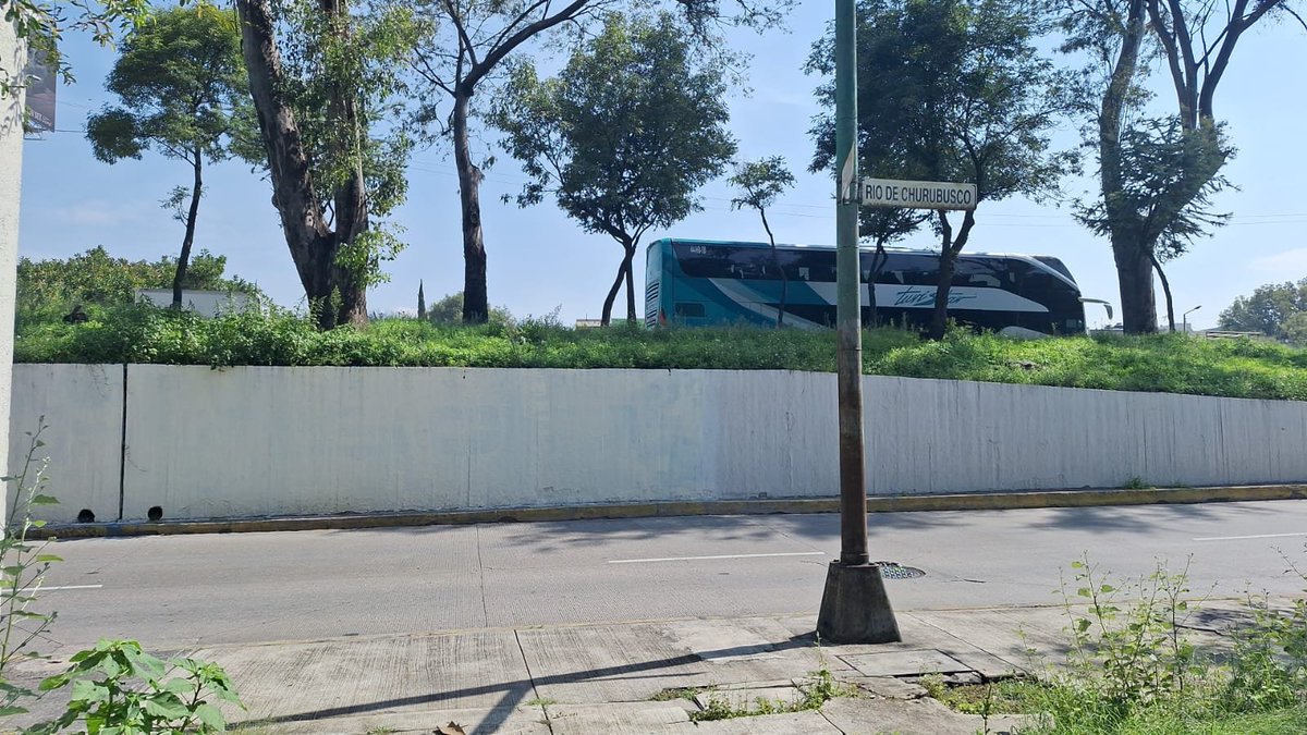 lexhare's tweet photo. @SSC_CDMX @UCS_GCDMX @c5 autobús en sentido de reversa. Favor de revisar la situación  Puede provocar carambolas https://t.co/cPR1bCRuAa sobre el carril de circuito interior https://t.co/cKogjCIkKp
