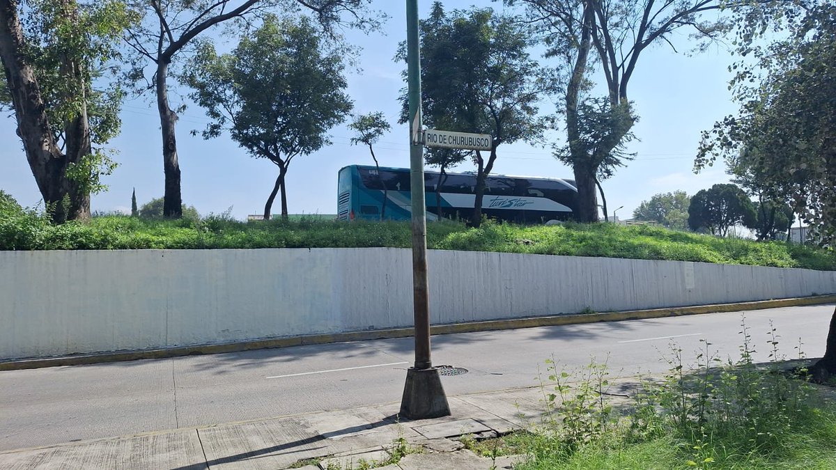 lexhare's tweet photo. @SSC_CDMX @UCS_GCDMX @c5 autobús en sentido de reversa. Favor de revisar la situación  Puede provocar carambolas https://t.co/cPR1bCRuAa sobre el carril de circuito interior https://t.co/cKogjCIkKp