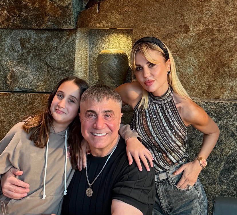 Sonkalesp1's tweet photo. Aile herşeydir 🧿 

REİS SEDAT PEKER 🩷 ÖZGE PEKER 
MİLA PEKER https://t.co/DDjMCnODx1