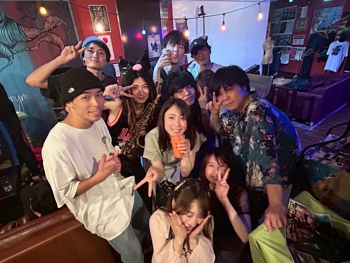 ao_bass_photo's tweet photo. 取り急ぎkiller whaleで下北沢Retronymでライブでしたありがとうございました‼️

楽しかった…😮‍💨たくさんお越しいただき感謝の念に堪えないソススよ！
嫌でも盛り上がってしまう我々のライブ…本日も潰れた方が…

メンバー全員で写真を撮ったソスス🤳

ちゃんと告知するけど次回は8/4吉祥寺🎺 https://t.co/3XKfb01JtQ