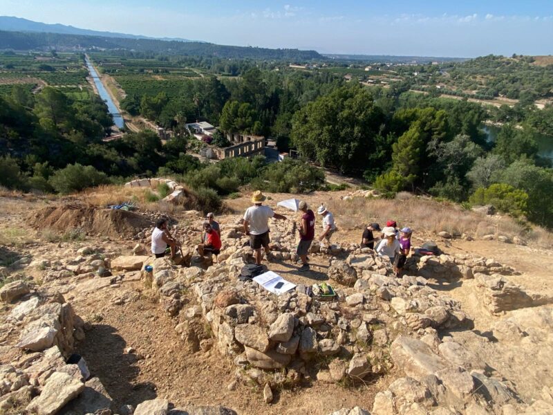 universitatURV's tweet photo. ⛏️Finalitza una nova campanya d'excavacions al jaciment arqueològic de l’Assut de Tivenys. Una de les principals novetats ha estat la troballa de nous murs situats fora del perímetre emmurallat que ja es considerava delimitat. 

#URV #recercaURV

👉https://t.co/ugW6YJiFQX https://t.co/s64TFykCPy