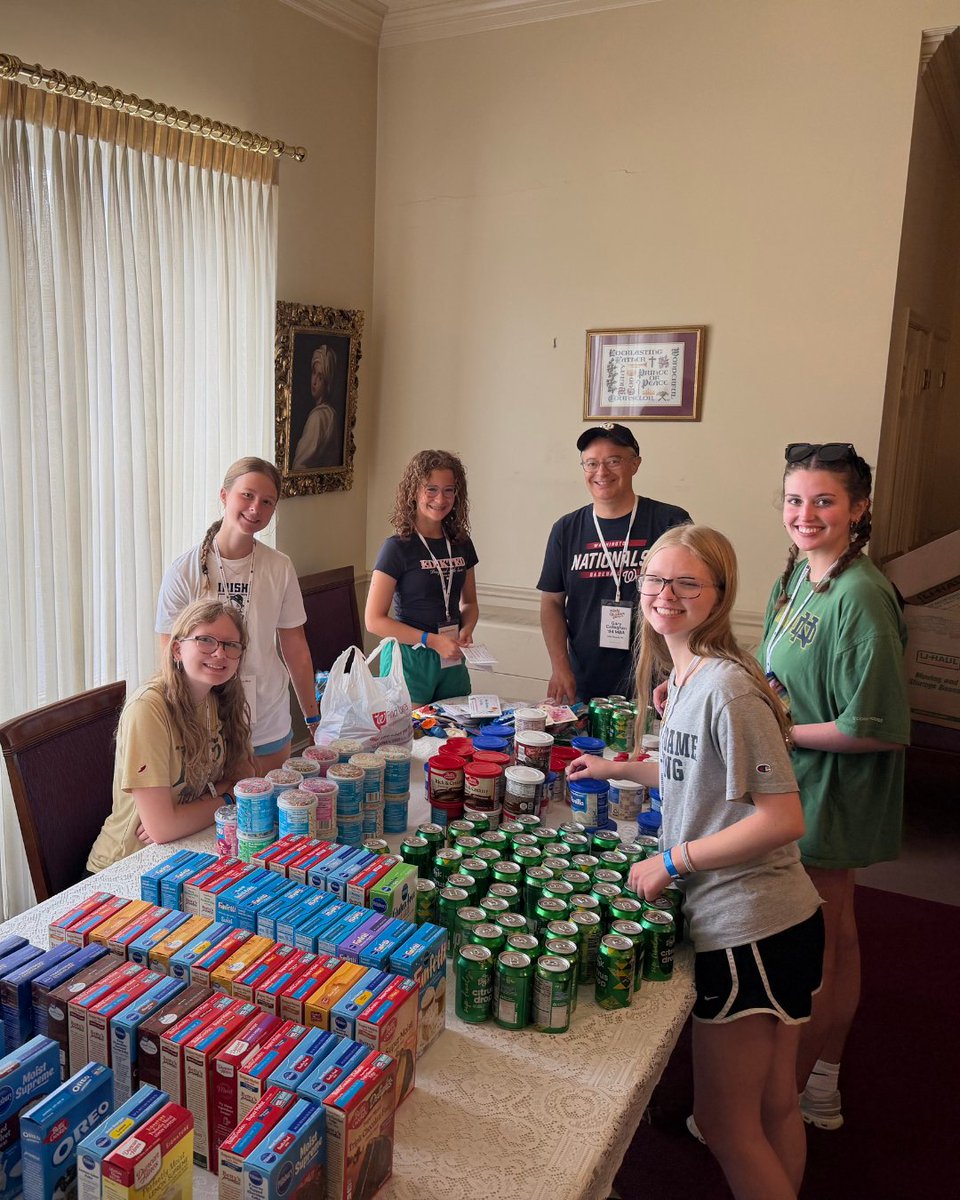 NDAlumni's tweet photo. Notre Dame family fun 🤝 Serving those in need

Family Volunteer Camp Week 1 is in the books, with 35 families combining all the fun of summer camp with meaningful service in South Bend and our surrounding communities. https://t.co/f8OMILvQYy