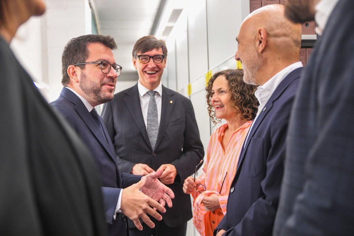 shalmodovar's tweet photo. El fons institucional del president @perearagones s'incorpora a l’@arxiunacional. Conté tota la documentació generada durant el seu mandat. L'hem rebut amb el president @salvadorilla i la directora @Pilar1Cuerva. https://t.co/fa0joQG2Hx