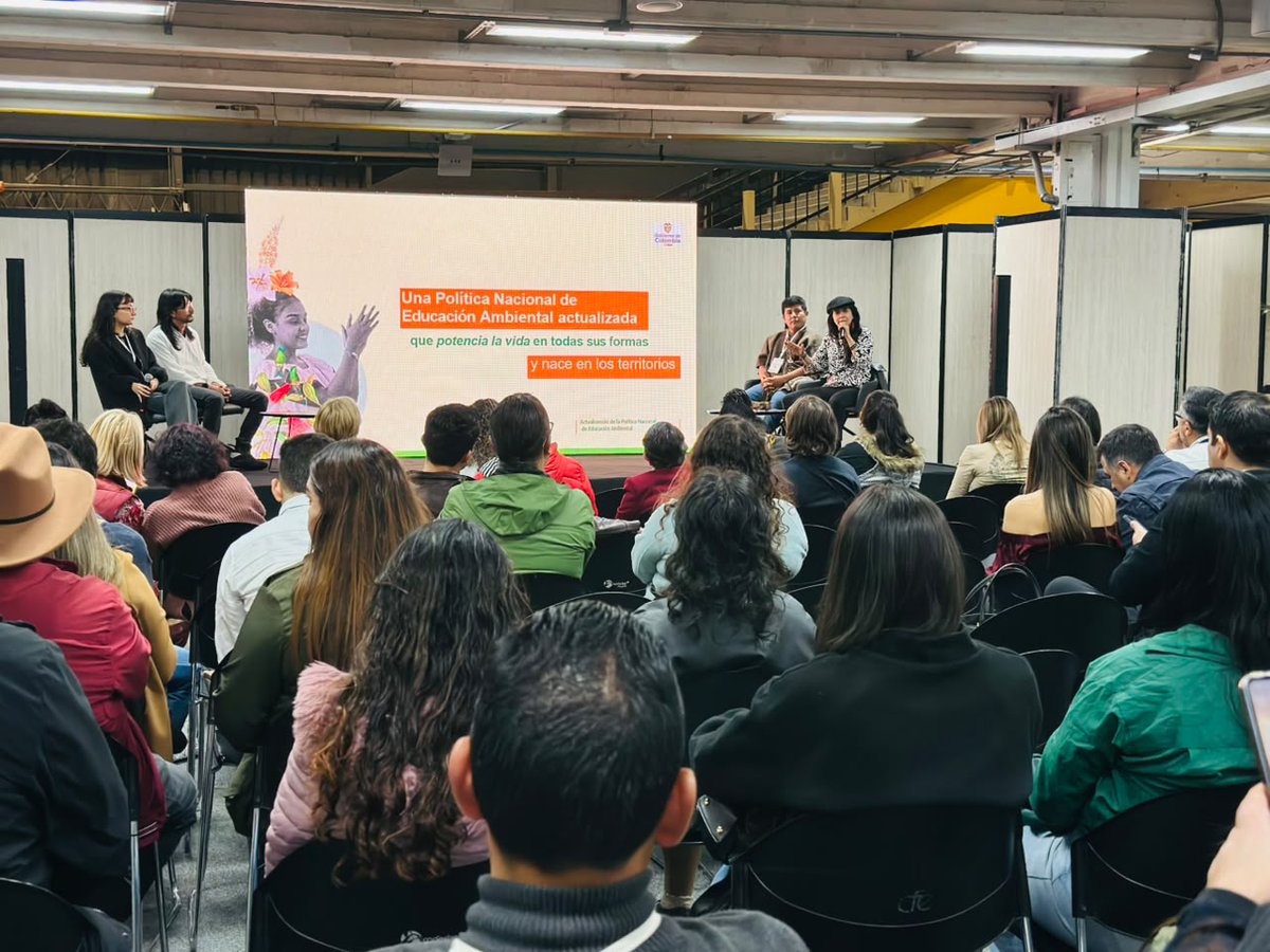 MinAmbienteCo's tweet photo. 🌿📚 ¡Presentamos en el #FIMA2026 la actualización de la Política de Educación Ambiental!

La Subdirección de Educación y Participación del @MinAmbienteCo, junto con el @Mineducacion, lideró un espacio para reconocer el valor del trabajo colectivo que hizo posible la actualización de la Política Nacional de Educación Ambiental, una hoja de ruta que responde a los desafíos actuales al incorporar la acción climática, la justicia ambiental, la interculturalidad, los saberes ancestrales y la construcción de una paz con la naturaleza.

🌎💚Así fortalecemos el compromiso de las nuevas generaciones con la sostenibilidad y el cuidado del planeta.

Conoce la política aquí🔗https://t.co/aytcaNM1DD