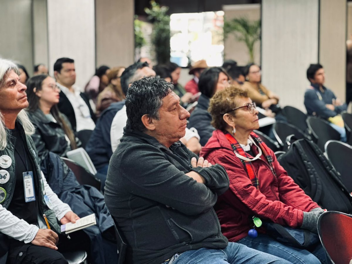 MinAmbienteCo's tweet photo. 🌿📚 ¡Presentamos en el #FIMA2026 la actualización de la Política de Educación Ambiental!

La Subdirección de Educación y Participación del @MinAmbienteCo, junto con el @Mineducacion, lideró un espacio para reconocer el valor del trabajo colectivo que hizo posible la actualización de la Política Nacional de Educación Ambiental, una hoja de ruta que responde a los desafíos actuales al incorporar la acción climática, la justicia ambiental, la interculturalidad, los saberes ancestrales y la construcción de una paz con la naturaleza.

🌎💚Así fortalecemos el compromiso de las nuevas generaciones con la sostenibilidad y el cuidado del planeta.

Conoce la política aquí🔗https://t.co/aytcaNM1DD