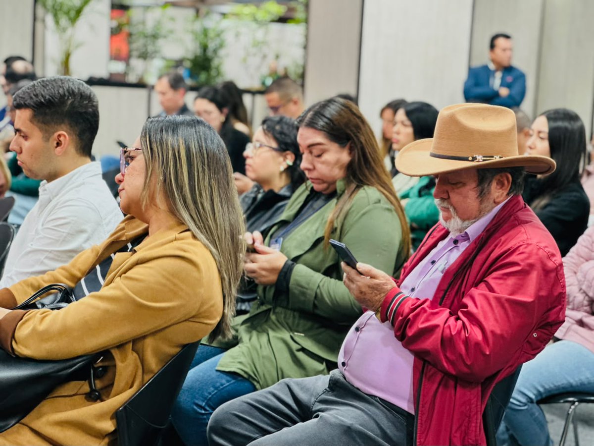 MinAmbienteCo's tweet photo. 🌿📚 ¡Presentamos en el #FIMA2026 la actualización de la Política de Educación Ambiental!

La Subdirección de Educación y Participación del @MinAmbienteCo, junto con el @Mineducacion, lideró un espacio para reconocer el valor del trabajo colectivo que hizo posible la actualización de la Política Nacional de Educación Ambiental, una hoja de ruta que responde a los desafíos actuales al incorporar la acción climática, la justicia ambiental, la interculturalidad, los saberes ancestrales y la construcción de una paz con la naturaleza.

🌎💚Así fortalecemos el compromiso de las nuevas generaciones con la sostenibilidad y el cuidado del planeta.

Conoce la política aquí🔗https://t.co/aytcaNM1DD